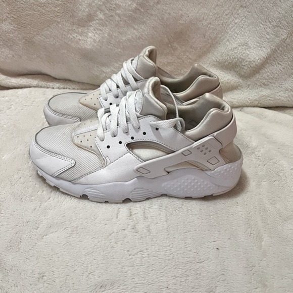 ⚫️ BOGO Nike Huaraches sneakers size 6.5Y - Picture 1 of 5